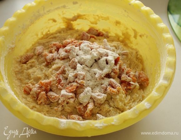 Хорошо перемешать и добавить заваренное тесто. Добавить порезанную курагу, обваленную в муке. Еще раз хорошо перемешать. 