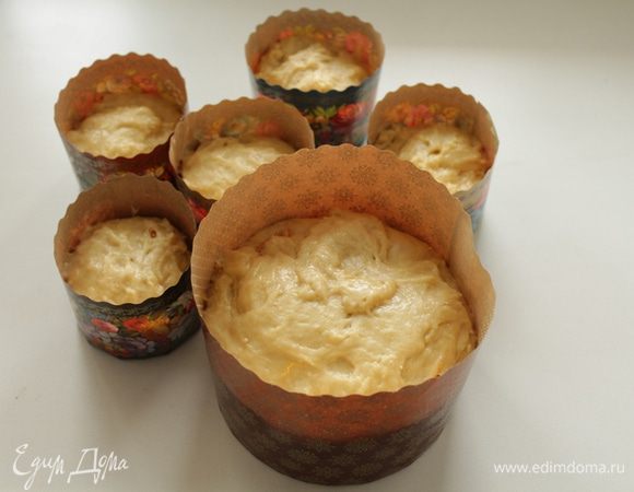 Подошедшее тесто разложить по смазанным маслом формочками на 1/3 высоты. Накрыть салфеткой дать еще подойти. 