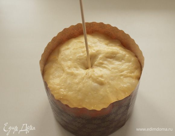 Когда тесто достигнет края формы, вставить в цент длинную шпажку, так кулич будет ровнее подниматься в духовке, и поставить куличи в разогретую до 180-200С духовку. Выпекать до готовности. Готовность проверять шпажкой.
