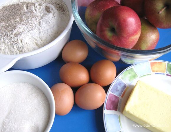 Муку просеять, добавить разрыхлитель, ванильный сахар с натуральной ванилью, соль. Масло нарезать на кусочки, после холодильника должно немного полежать при комнатной температуре.
