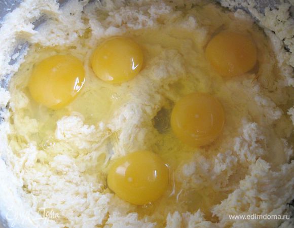 Масло взбить с помощью миксера с 200 г сахара до осветления, добавить яйца, перемешать.