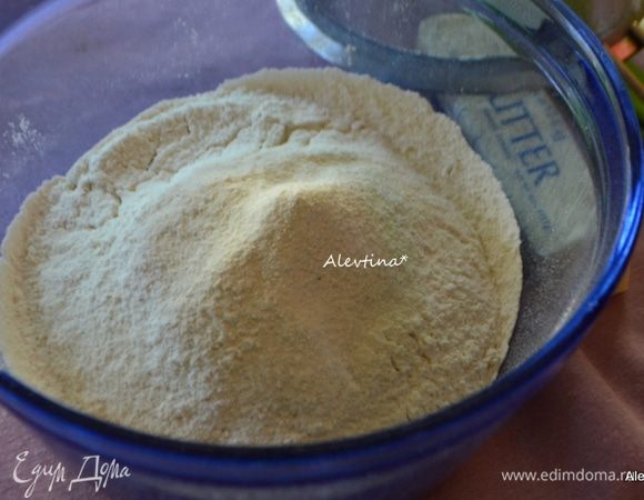 Смазать маслом прямоугольную или квадратную форму, выложить бумагу для выпечки или встряхнуть муки на дно формы. В емкости смешать муку, разрыхлитель, пищевую соду, соль, сахар и коричневый сахар ½ стакана, корицу. 


