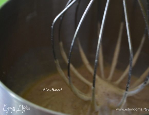 В другой емкости смешать растопленное сливочное масло, лимонный экстракт, лимонную цедру 1 лимона, яйцо, добавить сухую смесь, перемешать.
