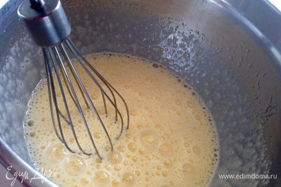 Разогреть духовку до 180°C и подготовить форму (20 см) для бисквита. Яйца и сахар хорошо взбить до увеличения массы в объеме.