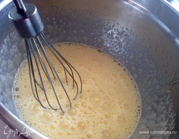 Разогреть духовку до 180°C и подготовить форму (20 см) для бисквита.
Яйца и сахар хорошо взбить до увеличения массы в объеме.