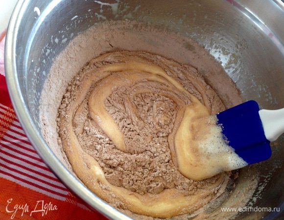 Постепенно соединить муку с яичной смесью, аккуратно перемешивая движениями снизу вверх. Вылить тесто в форму и выпекать примерно 30-35 минут. 