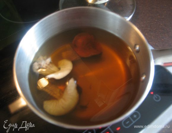 Грибы замочить в горячей воде на 1 час. Промыть, залить водой, отварить до готовности.