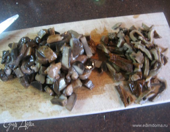 Отварные грибы или шампиньоны и белые грибы порезать. Бульон процедить.