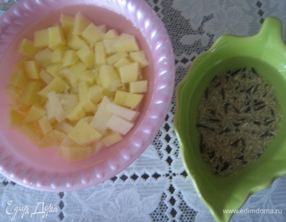 Картофель очистить, нарезать кубиками, залить водой, оставить на 30 минут. Рис (у меня смесь бурого с диким, но можно использовать любой) залить водой и тоже оставить на 30 минут.