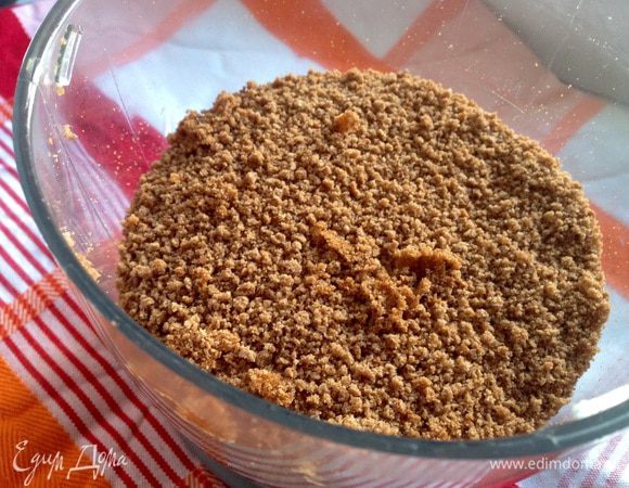 Измельчить бисквит в чаше блендера в мелкую крошку.