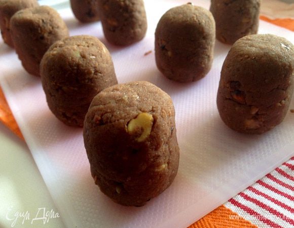 Добавить крем к бисквитной крошке и тщательно перемешать. Готовая масса не должна быть жидкой, а должна хорошо лепиться! Сформировать из получившейся массы маленькие 'куличики', поставить на минут 10 в холодильник. Получается 15-20 штучек.