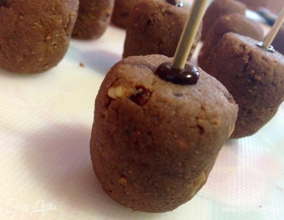 Растопить не много шоколада. Край палочки(у меня зубочистка) опустить в шоколад и вставить в кейк попсы, не очень глубоко! Убрать минут на 10 в холодильник.