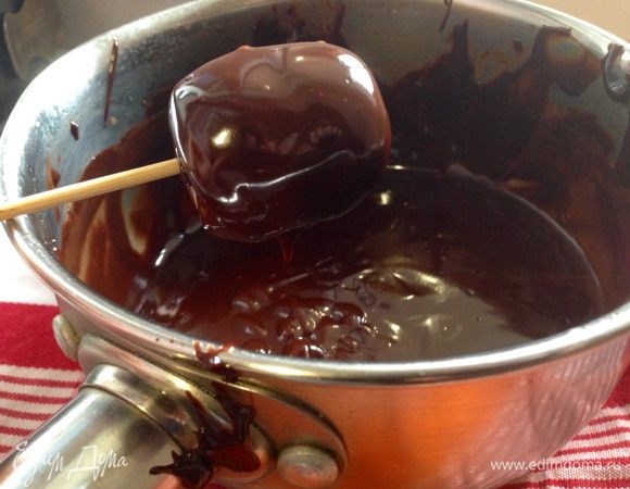 Затем уже растопить весь шоколад с маслом (25г), слегка остудить. Окунуть кейк попс полностью в шоколад, потом аккуратно стряхнуть лишний шоколад (я постукивала по бортику сотейника), чтобы он не стекал по палочке и поставить вертикально в подставку из пенопласта!