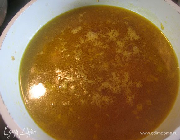 Залить грибным бульоном и варить до готовности картофеля.