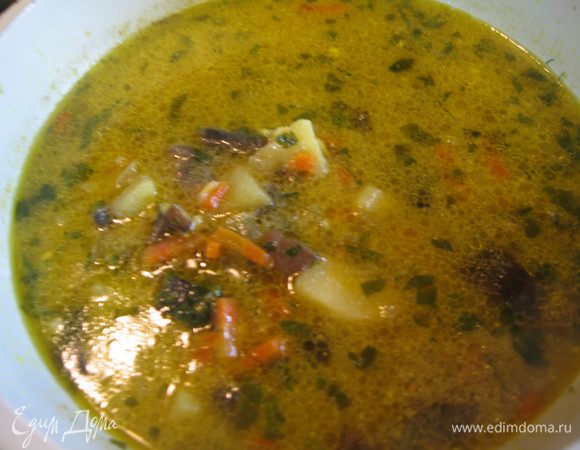 Добавить порезанные грибы, кокосовое молоко. Подавать с зеленью.