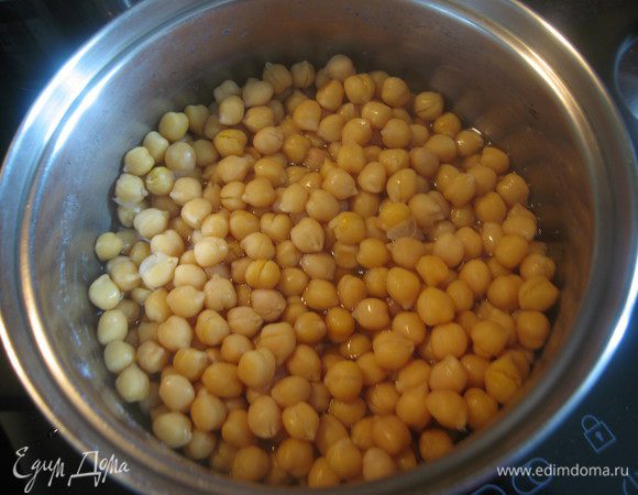 Нут замочить на 6 часов, а лучше на ночь. Добавить соль и варить до готовности.