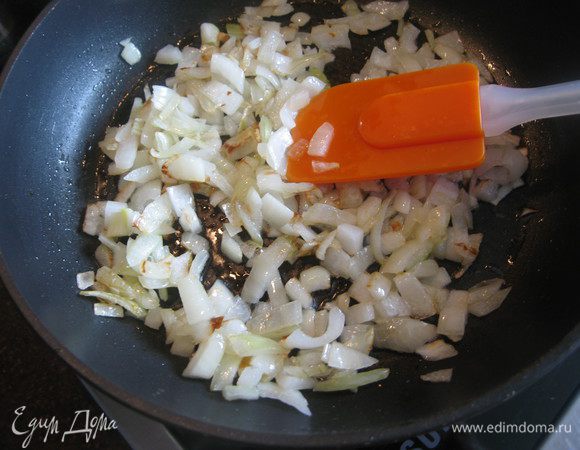 Лук обжарить на оливковом масле до прозрачности.