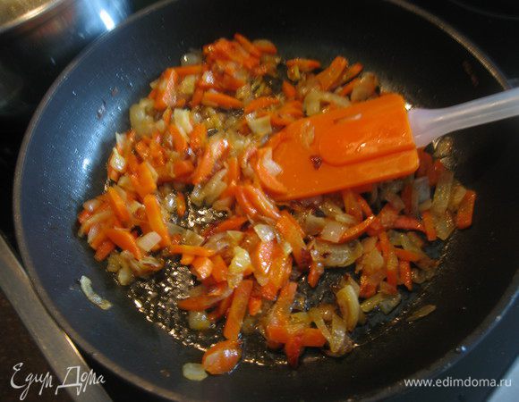 Добавить морковь, накрыть крышкой и тушить до готовности.