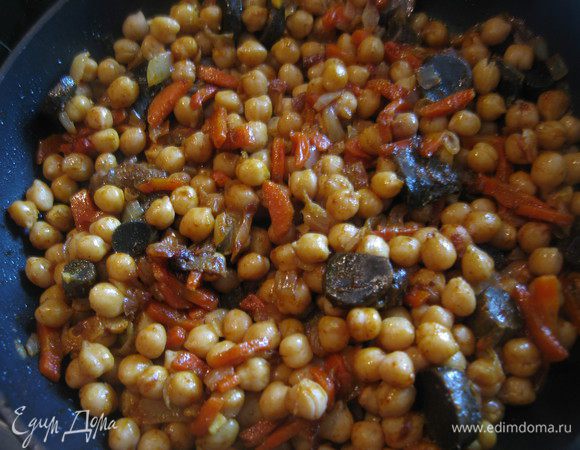 Добавить отварные грибы, специи, нут ( если нет готовых лесных грибов вполне подойдут шампиньоны). Влить в сковородку 5-6 ст. л. бульона в котором варился нут. Перемешать, выключить огонь и остудить до тёплого состояния.