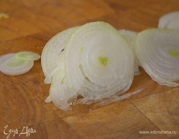 Лук почистить и нарезать тонкими полукольцами.