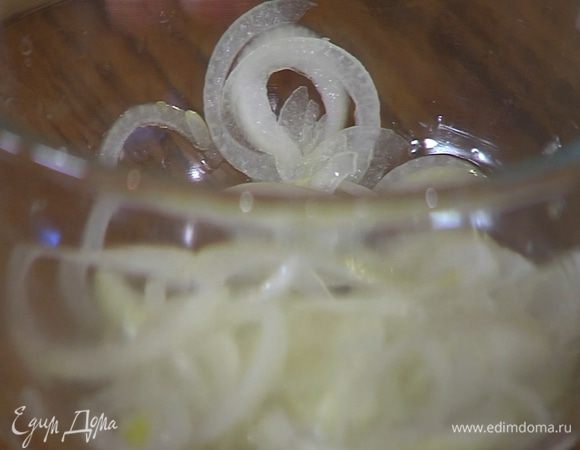 Уксус соединить с половиной лимонного сока, залить нарезанный лук и дать постоять.