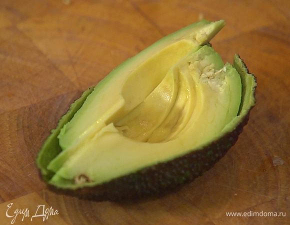 Авокадо, удалив косточку, почистить и нарезать тонкими дольками.