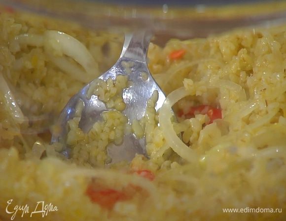 Булгур соединить с лимонной цедрой, добавить лук вместе с маринадом, перец чили, 2 ст. ложки оливкового масла и мед, все посолить и перемешать.