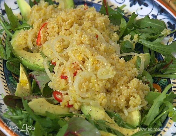 На блюдо выложить салатные листья и авокадо, посолить, полить оставшимся лимонным соком и оливковым маслом, затем поперчить.