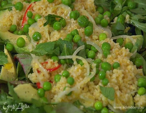 Сверху разложить булгур и зеленый горошек, украсить салат листьями мяты.