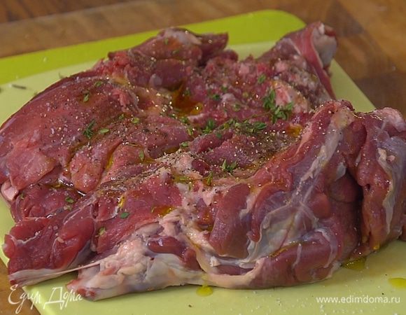 Мясо развернуть, внутреннюю часть посолить, поперчить, слегка сбрызнуть оливковым маслом и посыпать листьями тимьяна.