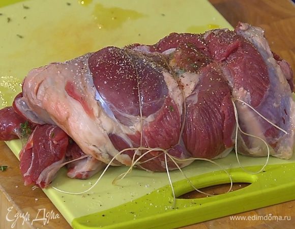 Плотно свернуть мясо рулетом, крепко обвязать пищевой нитью, посолить и поперчить со всех сторон.