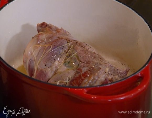 Разогреть в большой тяжелой кастрюле оставшееся оливковое и сливочное масло и обжарить мясной рулет до золотистой корочки.