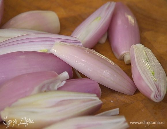 Шалот почистить и разрезать вдоль пополам.
