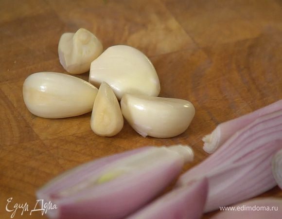 Чеснок почистить.
