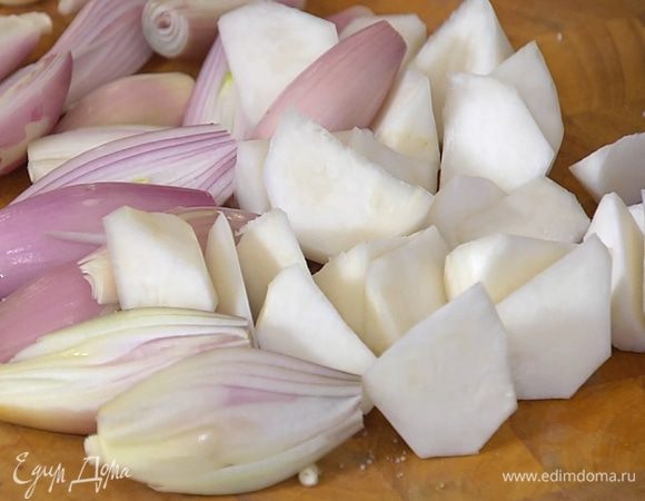 Репу почистить, крупную нарезать дольками, маленькую оставить целиком.