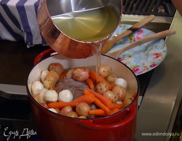 Вернуть мясо в кастрюлю, влить апельсиновый сок, добавить картофель, морковь и репу, влить сидр и овощной бульон, так чтобы мясо с овощами были покрыты жидкостью.