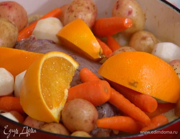 Сверху выложить дольки апельсина, накрыть кастрюлю крышкой и томить на медленном огне до готовности мяса.