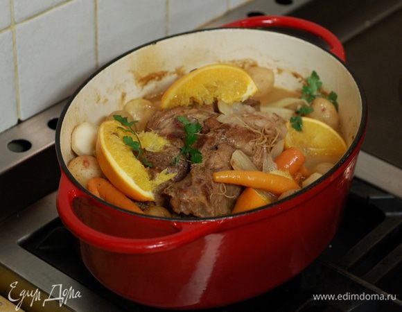 Снять кастрюлю с огня и дать мясу постоять под крышкой еще 30 минут.