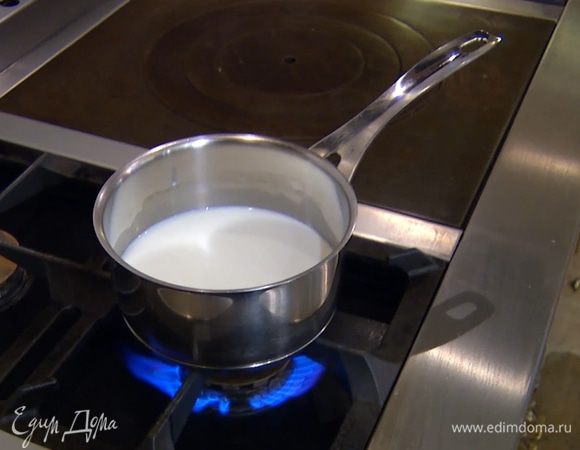 Молоко слегка подогреть на маленьком огне.