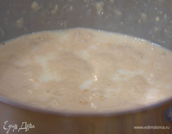 В теплом молоке развести дрожжи, добавить 1 ч. ложку сахара и дать дрожжам набухнуть.