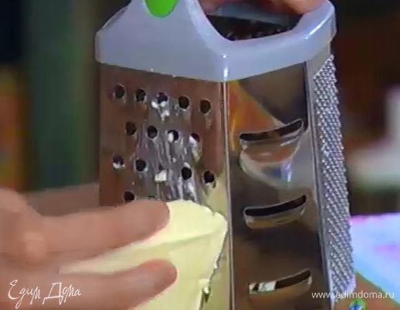 Предварительно охлажденные 50 г сливочного масла натереть на крупной терке.