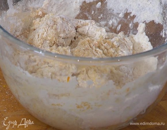 В глубокой посуде соединить натертое масло, цедру апельсина, всыпать 500 г муки, оставшийся сахар, добавить яйцо, соль и все перемешать.