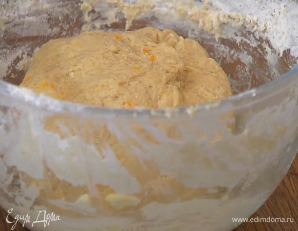 Влить молоко с дрожжами и вымесить тесто — оно не должно получиться слишком крутым.