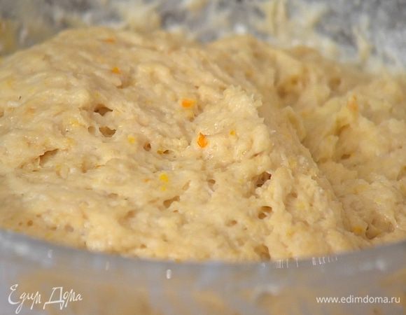 Глубокую миску смазать оставшимся сливочным маслом, выложить тесто, накрыть полотенцем, смоченным в горячей воде и слегка отжатым, и поставить в теплое место без сквозняков.