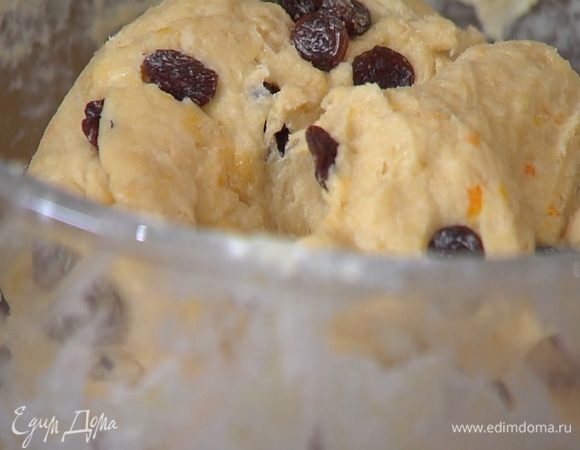 Изюм обвалять в 1 ст. ложке муки, добавить в подошедшее тесто и вымешать руками. Миску с тестом накрыть полотенцем, смоченным в очень горячей воде, и оставить тесто подходить еще на полчаса.