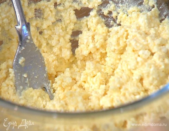 Приготовить начинку: творог соединить с желтком, сахарной пудрой и ванильным экстрактом, все посолить и перемешать.