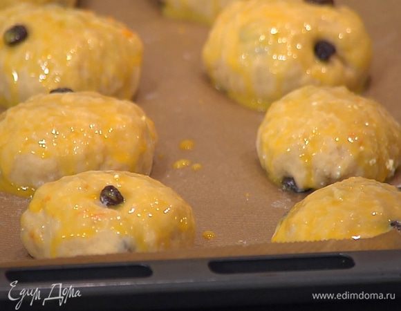 Яичный желток перемешать с молоком и солью и кисточкой смазать булочки.