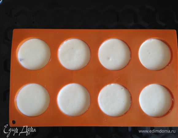 Выложить в силиконовую форму и поставить в предварительно разогретую до 180 градусов духовку.