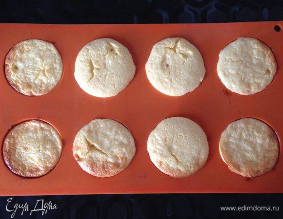 Выпекать 15-20 минут. Я использовала порционные формы.