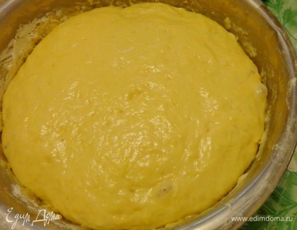 С тестом все как всегда: делаем опару, потом замешиваем тесто, даем ему подойти два раза. Я не расписываю этот процесс, потому что тесто здесь принципиальной роли не играет и можно пользоваться тем рецептом, который вам больше нравится.